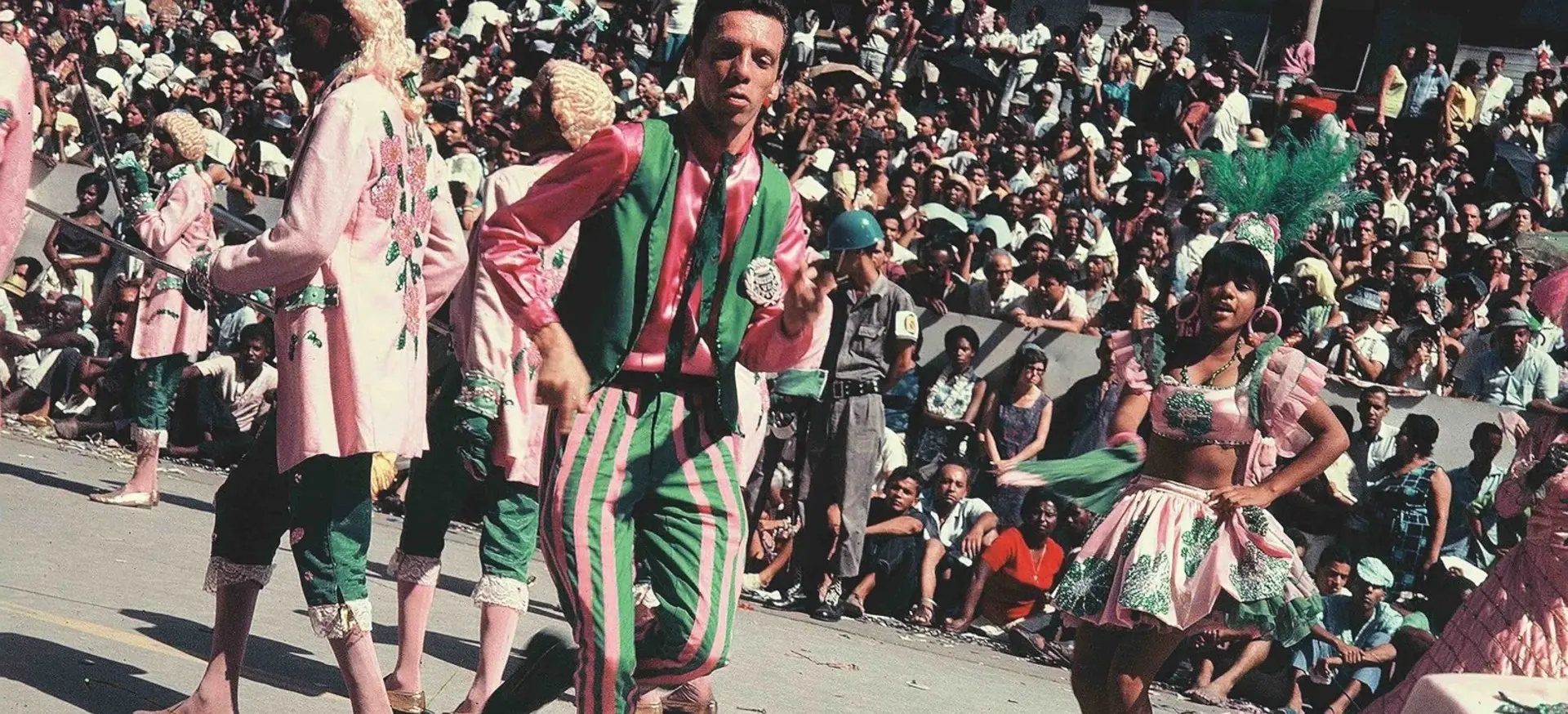 Helio-Oiticica-desfilando-com-a-Escola-de-Samba-Estacao-Primeira-de-Mangueira (1) (1) (1)