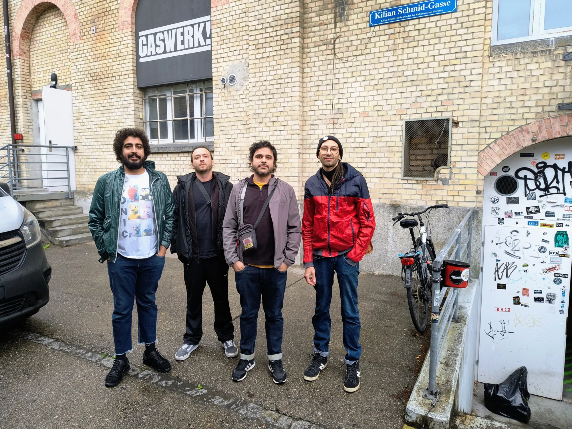 Na porta do Gaswerk! em Winterthur na Suiça, no primeiro show da turnê (1)