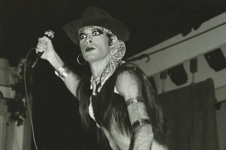 1517395_663347470379433_1867904325274186978_n-725x1024 (1) (1)