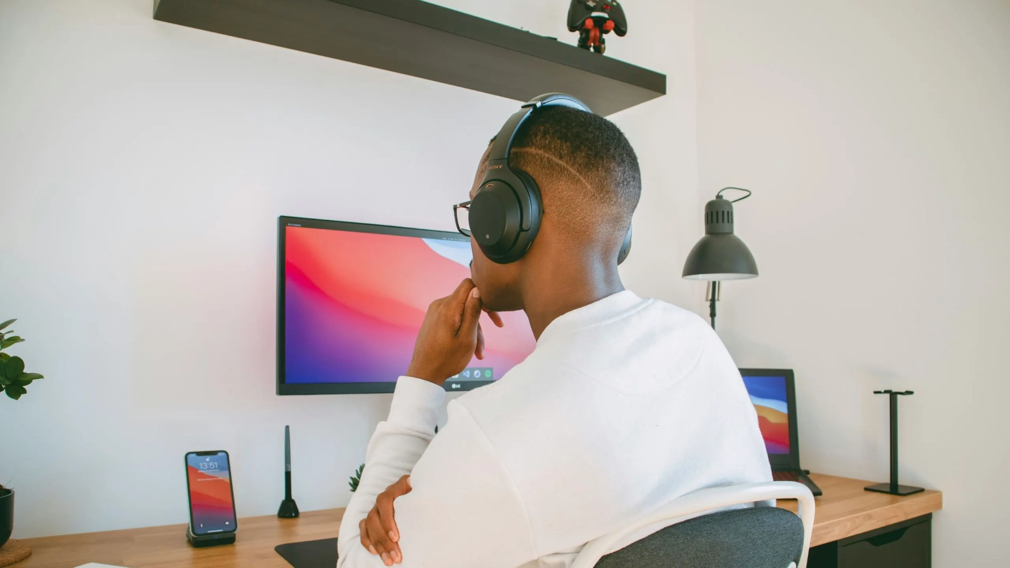 pessoa ouvindo música (banner) (2)