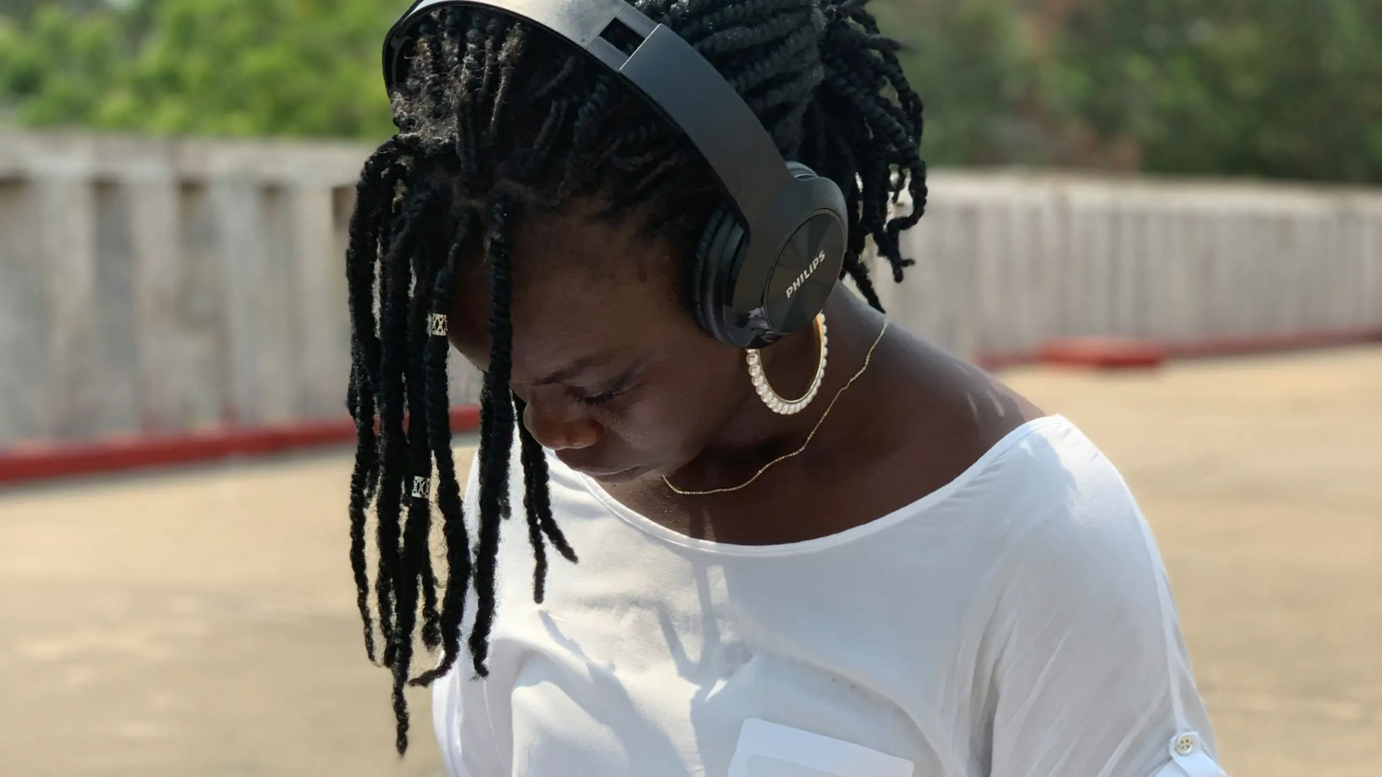 mulher de fone (banner)