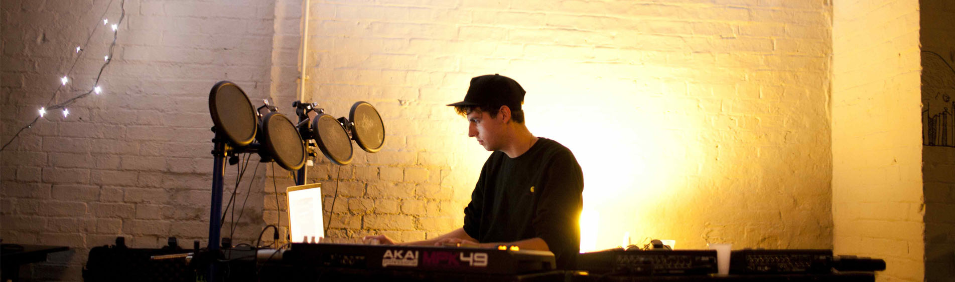 Ouça | Jamie xx, Four Tet e a batera do Warpaint juntos ao vivo - NOIZE |  Música do site à revista