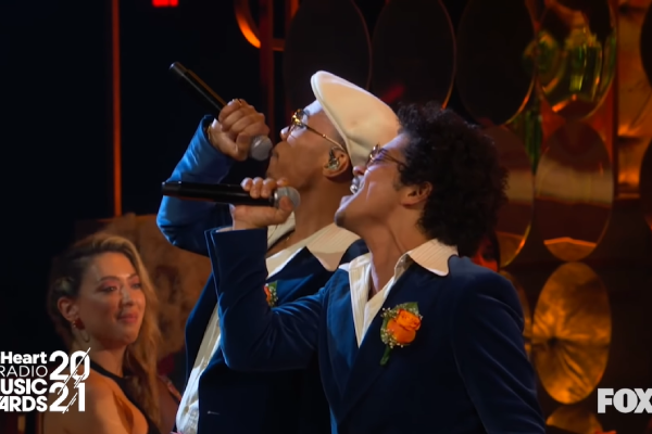 Bruno Mars faz performance PERFEITA do hino 'Leave the Door Open', com  Anderson Paak, e protagoniza cena sexy com moça da plateia; assista - Hugo  Gloss