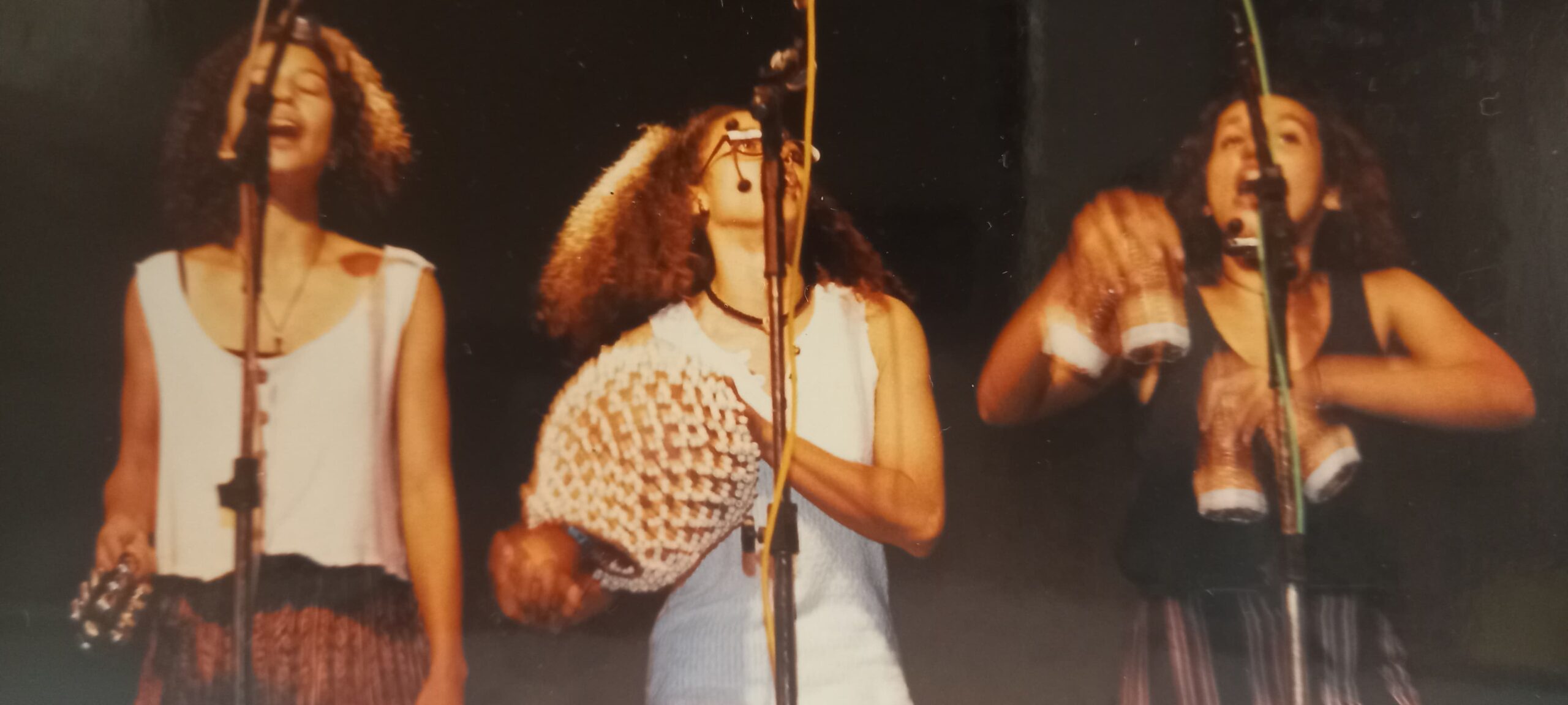 Mulheres contam suas histórias no baque do Maracatu dos anos 1990